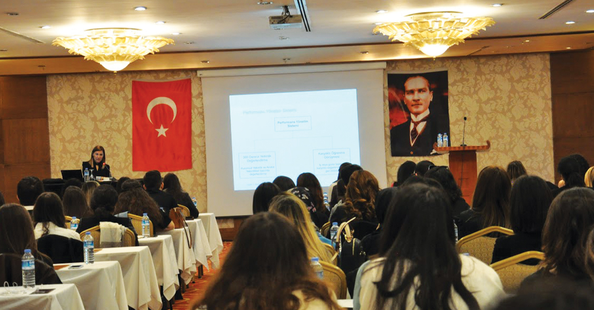 Selin Sinem Erciyas ELSA Türkiye Lawyers at Work Zirvesi'nde öğrencilerle buluştu